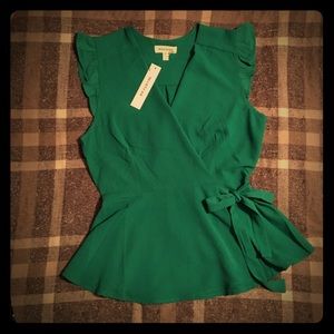 Beautiful kelly green, Monteau faux wrap top